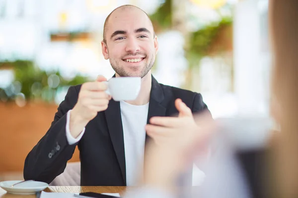 Sorrindo Cara Com Xícara Café Tendo Conversa Com Colega Durante — Fotografia de Stock