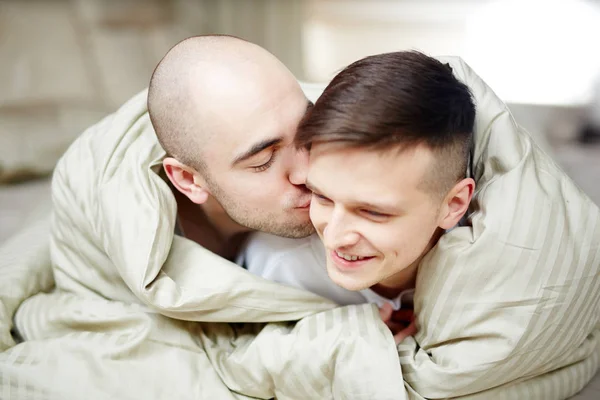 Χαρούμενος Νεαρός Ομοφυλόφιλων Ανδρών Τυλιγμένο Κουβέρτα Ξαπλωμένη Στο Κρεβάτι Ξοδεύοντας — Φωτογραφία Αρχείου