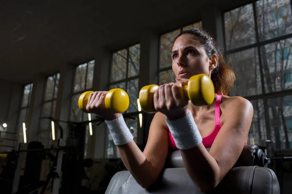 Spor Salonunda Egzersiz Yapma Sarı Dumbbells Ile Güçlü Genç Kadın — Stok fotoğraf