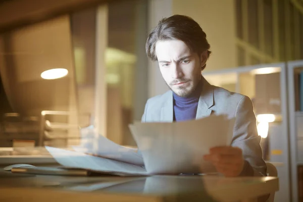 Unga Finansiär Tittar Genom Finansiella Papper Hans Arbetsplats Kontoret Sent — Stockfoto