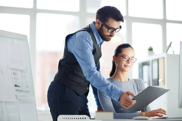 Zwei Selbstbewusste Finanziers Lesen Dokument Arbeitsplatz Vor Dem Computer — Stockfoto