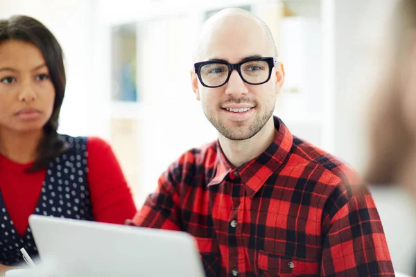 Affärsman Glasögon Lyssnar Kollega Idé Och Tittar Honom — Stockfoto