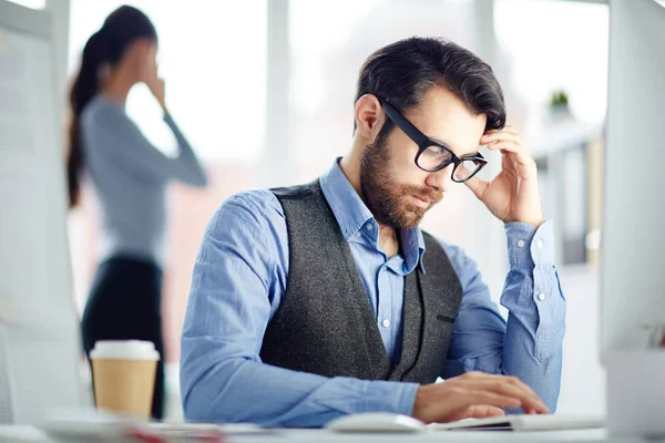 Serious Specialist Eyeglasses Thinking Ideas Project While Sitting Front Computer — Stock Photo, Image