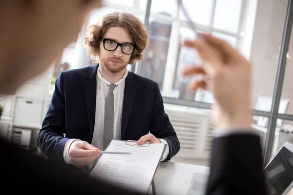 Agente Fiducioso Che Indica Testo Del Contratto Durante Negoziazione Con — Foto Stock