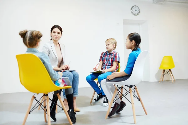 Several Pupils Sitting Chairs Circle Talking Teacher Seminar — Stock Photo, Image