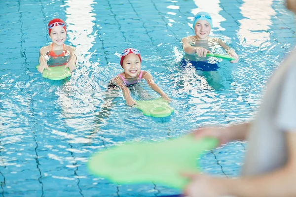 Twee Schoolmeisjes Ouderling Schooljongen Zwemmen Water Met Speciale Apparaten Onder — Stockfoto