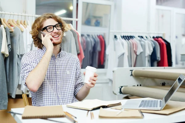 Especialista Tipografía Feliz Con Smartphone Bebida Tomando Orden Del Cliente —  Fotos de Stock