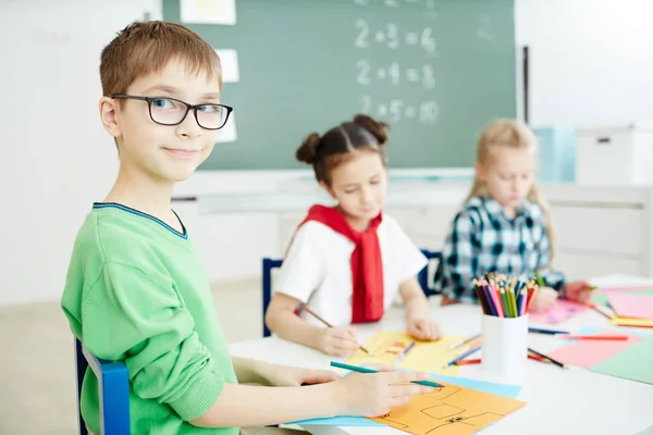 Niño Anteojos Dibujando Por Mesa Durante Trabajo Individual Lección — Foto de Stock