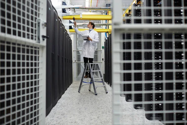 Giovane Professionista Nel Controllo Uniforme Del Lavoro Del Server Dell — Foto Stock