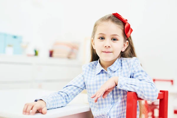 Menina Bonito Sentado Cadeira Vermelha Plástico Por Mesa Jardim Infância — Fotografia de Stock