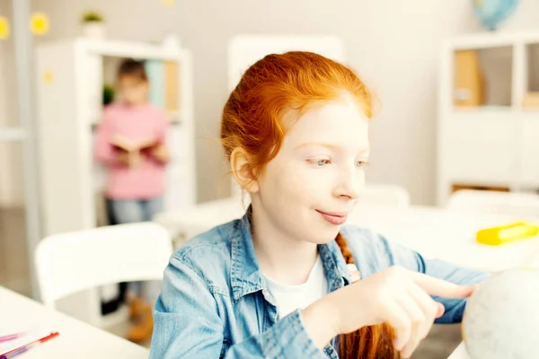 Kleiner Lerner Zeigt Erdkundeunterricht Auf Globus Modell Der Schule — Stockfoto