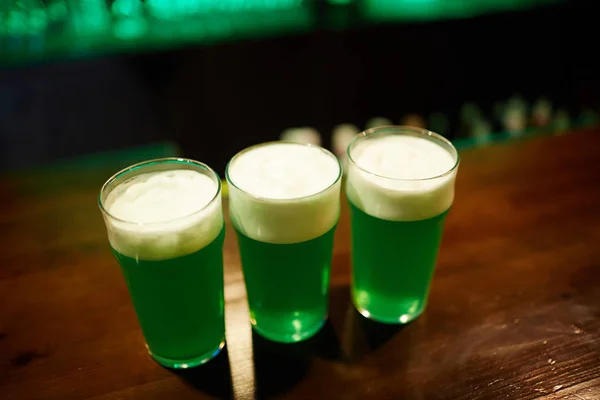 Drie Glazen Met Groene Ierse Schuimende Bier Houten Bar Toonbank — Stockfoto