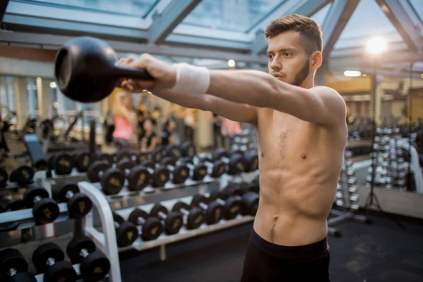 Fit Shirtless Cara Levantando Kettlebell Pesado Durante Treinamento Ginásio — Fotografia de Stock