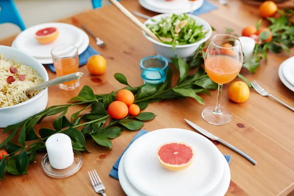 Стол Мандаринами Грейпфрутами Приготовленными Гостей Блюдами — стоковое фото