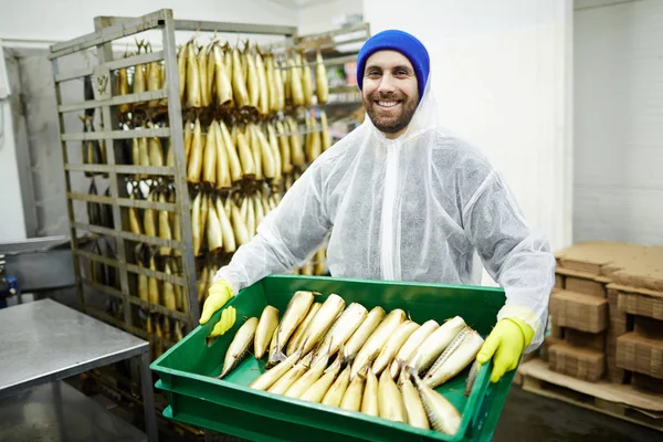 Hombre Feliz Uniforme Guantes Con Sardinas Ahumadas Para Enlatar — Foto de Stock