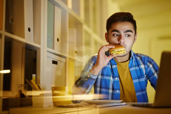 Głodny Manager Hamburger Ustach Oglądać Webcast Laptopie Podczas Pobytu Biurze — Zdjęcie stockowe