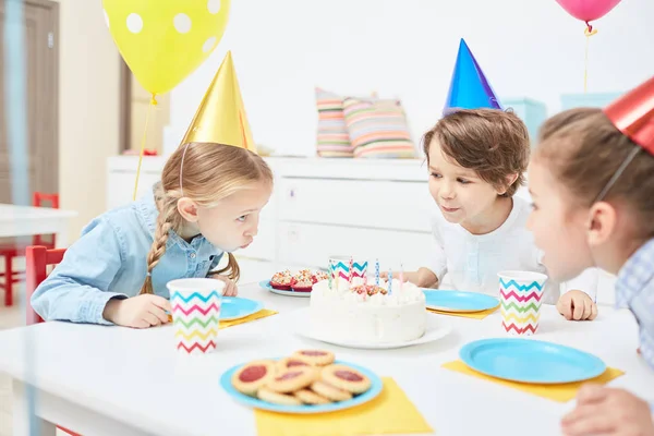 Grupp Vänliga Barn Blåsa Ljusen Tårta Samtidigt Firar Födelsedag Dem — Stockfoto