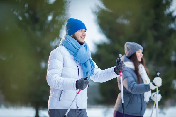 Młody Człowiek Jego Dziewczyna Ciepłe Activewear Narciarstwo Lesie Weekend — Zdjęcie stockowe