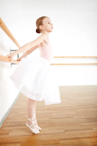 Piccola Ballerina Costume Allungando Braccia Mentre Balla Vicino Alle Sbarre — Foto Stock