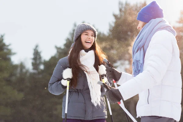 Skrattande Flicka Winterwear Tittar Hennes Pojkvän Medan Skidåkning Snöfall — Stockfoto