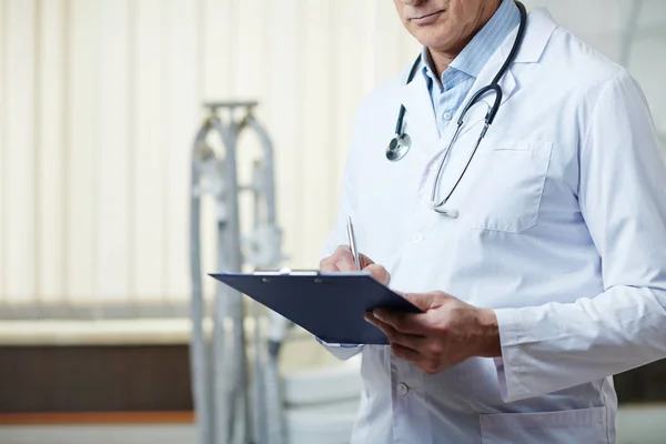Läkare Uniform Att Göra Anteckningar Medicinska Dokument Efter Besök Patient — Stockfoto