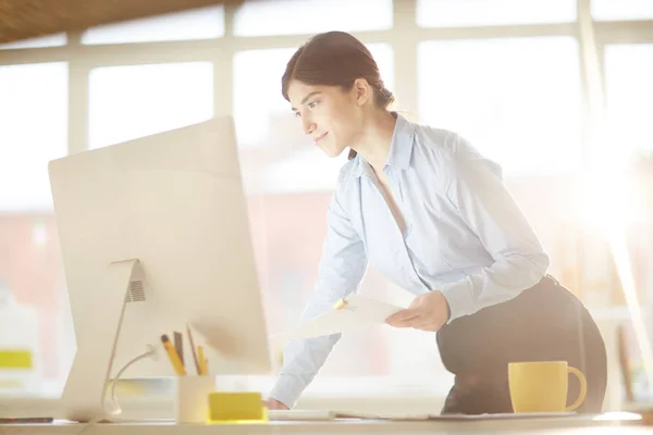 Financiero Joven Con Papel Inclinado Sobre Lugar Trabajo Mirando Monitor —  Fotos de Stock