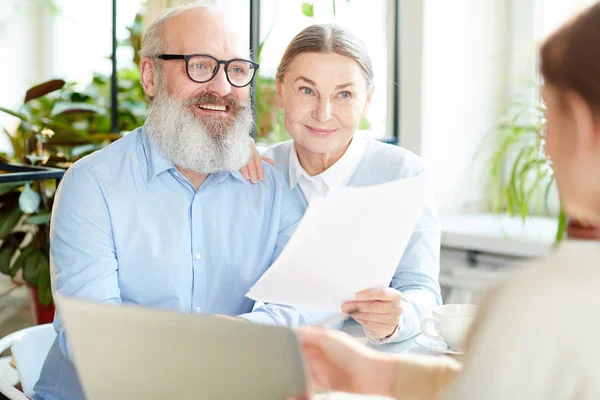 Feliz Pareja Ancianos Modernos Con Papeles Tener Hablar Con Agente — Foto de Stock