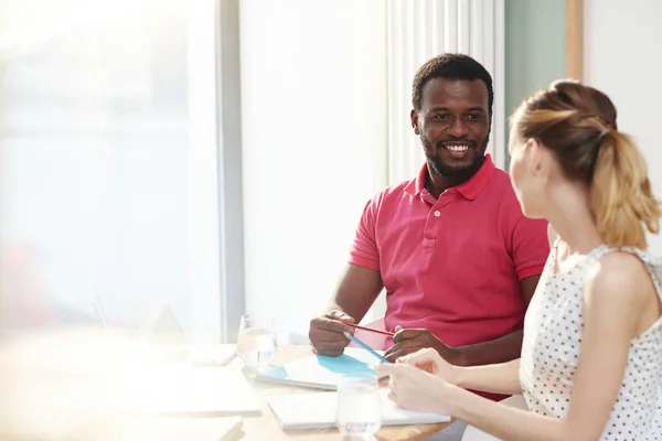 Empregado Sorridente Olhando Para Seu Colega Durante Discussão Novas Ideias — Fotografia de Stock