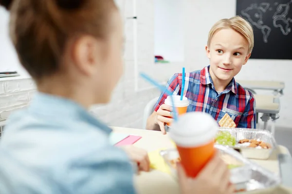 Netter Schüler Gespräch Mit Einem Mitschüler Während Des Mittagessens Zwischen — Stockfoto