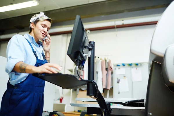 Servicetechniker Spricht Mit Dem Kunden Auf Dem Smartphone Während Nach — Stockfoto