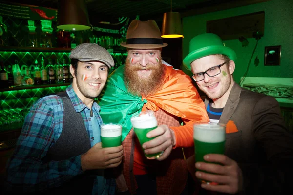 友好的男子与镜啤酒庆祝圣帕特里克节在爱尔兰酒吧 — 图库照片