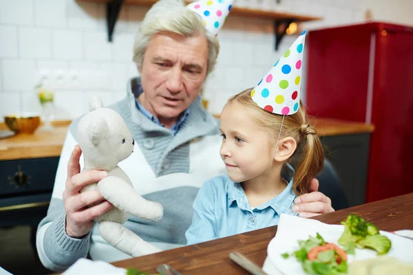 Granddaughter Birthday Cap Looking Teddybear Held Her Grandfather While Playing — Stock Photo, Image