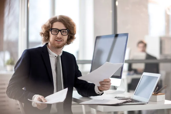 Jeune Financier Élégant Comptable Travaillant Avec Des Documents Les Lisant — Photo