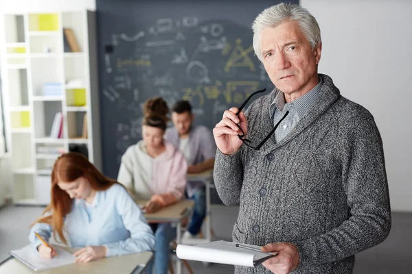 Reifer Lehrer Mit Brille Und Notizblock Der Die Kamera Schaut — Stockfoto