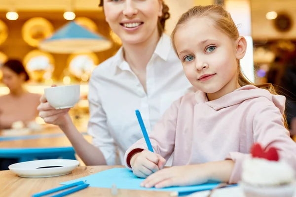 Aranyos Kis Lány Anyja Időt Kávézó Hétvégén — Stock Fotó