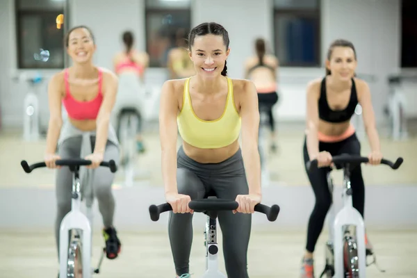 成功的年轻女子运动装运动训练自行车在休闲中心 — 图库照片