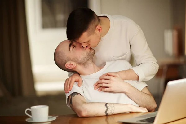 Deux Jeunes Hommes Gays Partageant Baiser Passionné Tout Passant Temps — Photo