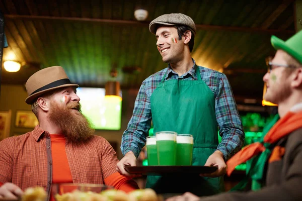 Heureux Serveur Pub Irlandais Apportant Trois Verres Bière Sur Plateau — Photo