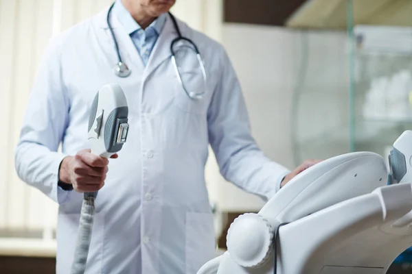 Clínico Contemporâneo Usando Novos Equipamentos Médicos Hospital — Fotografia de Stock