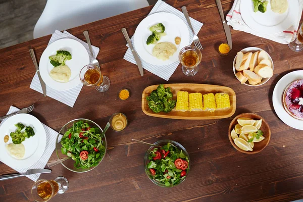 Panoramica Dei Pasti Delle Bevande Fatte Casa Sesrved Sul Tavolo — Foto Stock