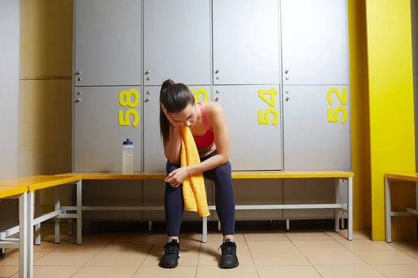 Mujer Joven Agotada Sentada Banco Vestuario Después Entrenar —  Fotos de Stock