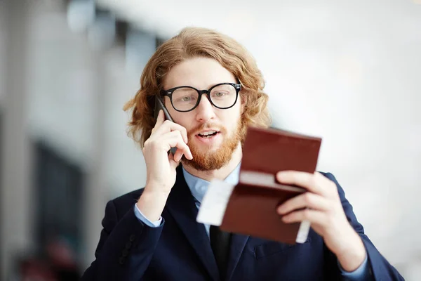 Uomo Affari Mobile Che Parla Con Smartphone Mentre Controlla Informazioni — Foto Stock