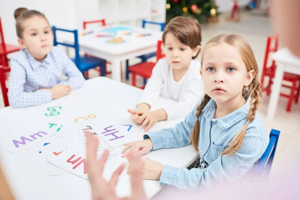 Attentive Fille Regardant Enseignant Tout Écoutant Son Explication Avec Des — Photo