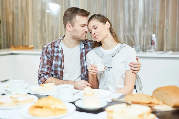 Jovem Abraçando Sua Namorada Enquanto Ambos Sentados Mesa Tomando Café — Fotografia de Stock