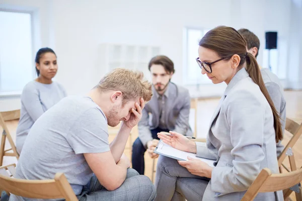 Llorando Joven Quejándose Sus Problemas Trabajo Psicólogo Con Compañeros Grupo —  Fotos de Stock