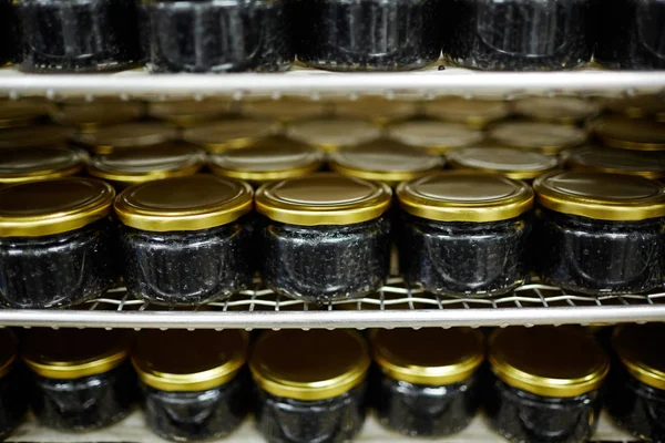 Pequenos Jarros Com Caviar Preto Fileiras Prateleiras Supermercado — Fotografia de Stock