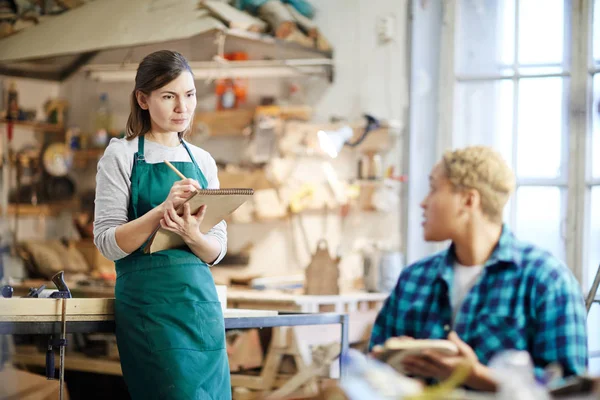 Fiatal Ács Hogy Jegyzetek Miközben Kollégája Workshop — Stock Fotó