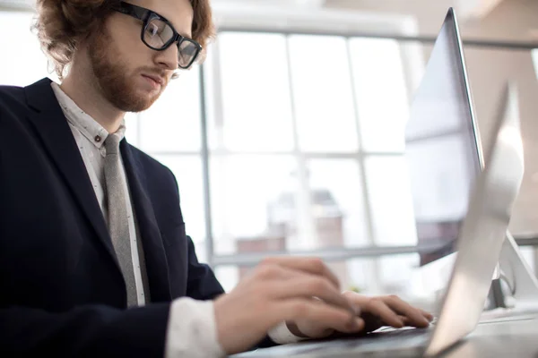 Corredor Joven Contemporáneo Escribiendo Ordenador Portátil Mientras Que Hace Análisis — Foto de Stock