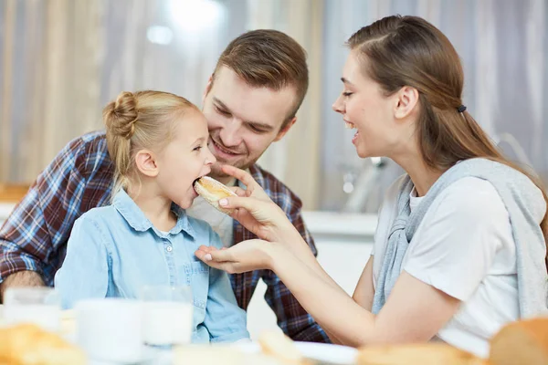 Young Mother Taking Care Little Daughter While Feeding Her Fresh — Stock Photo, Image