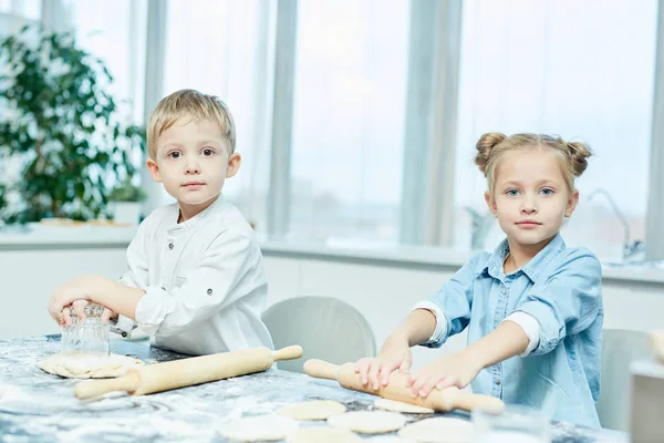 Маленькие Братья Сёстры Катят Тесто Делают Маленькие Круглые Лепёшки Кухне — стоковое фото